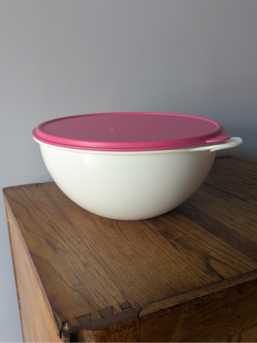 Tupperware 32 Cup Thatsa Bowl White w/ Pink Lid - V 2539 2540 - Picture 2 of 16
